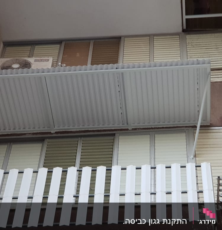 מרפסת עם גג ותריסים מאלומיניום